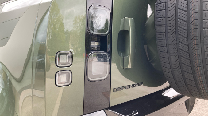 Land Rover Defender 3.0 D250 X-Dynamic HSE 110 5dr Auto Diesel Estate - Image 19
